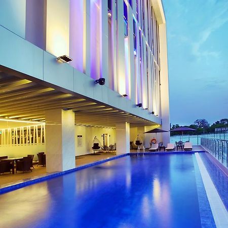 Отель Golden Tulip Essential Макасар Экстерьер фото