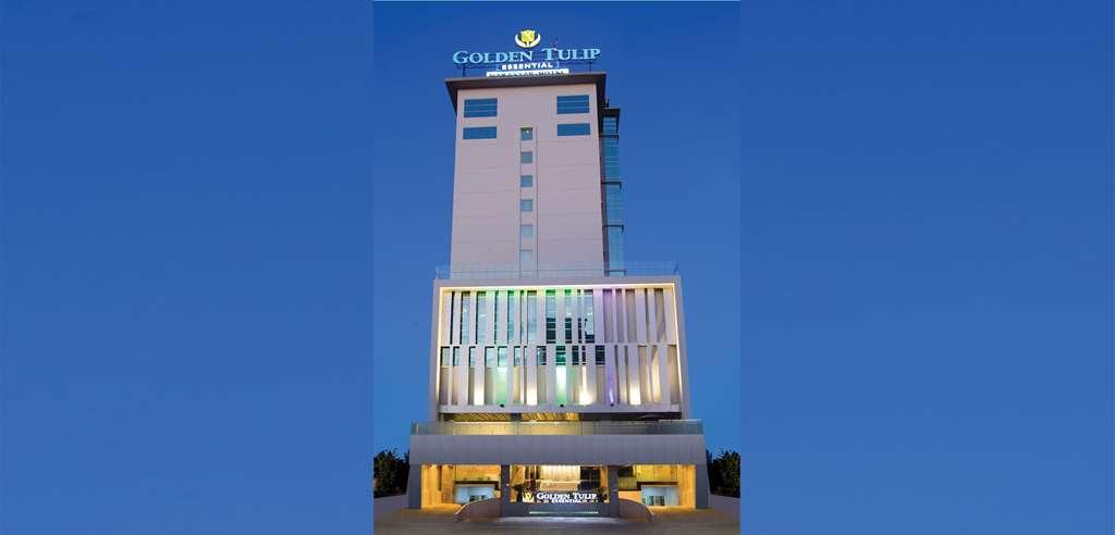 Отель Golden Tulip Essential Макасар Экстерьер фото